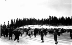 Tryvann skøytebane, Oslo. 1934. Skøyteløpere i sving på isen