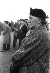 Portrett av en ukjent kvinne med hatt og kåpe. Alta eller Tr