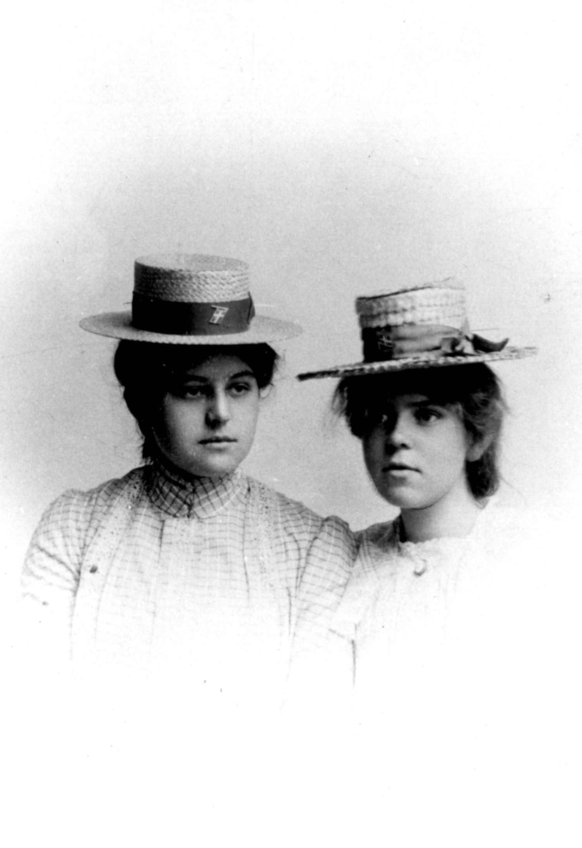 Kvinnedrakt, etter 1891. 2 kvinner med hatter.
Fra familiealbum uten videre opplysninger.