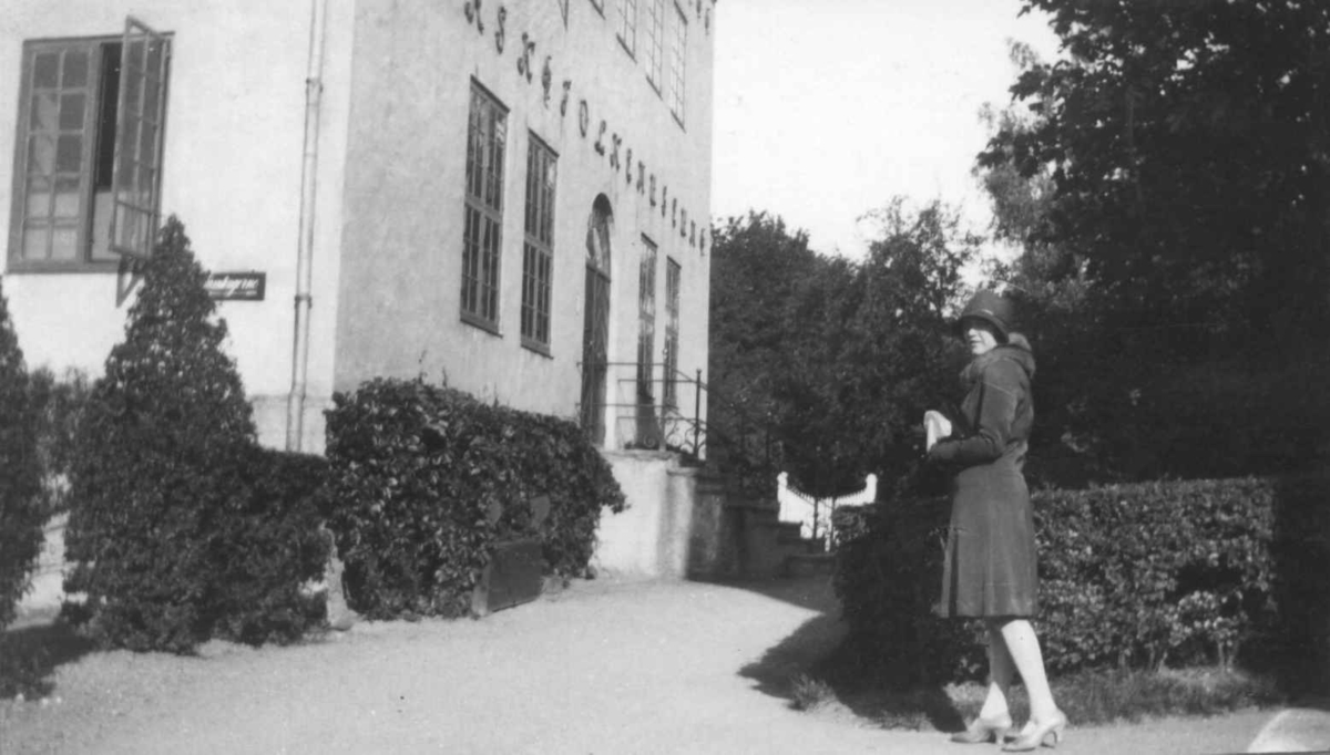 Assistent Gudrun Gulliksen, ansatt på Norsk Folkemuseum, på vei til kontoret i 1929. 