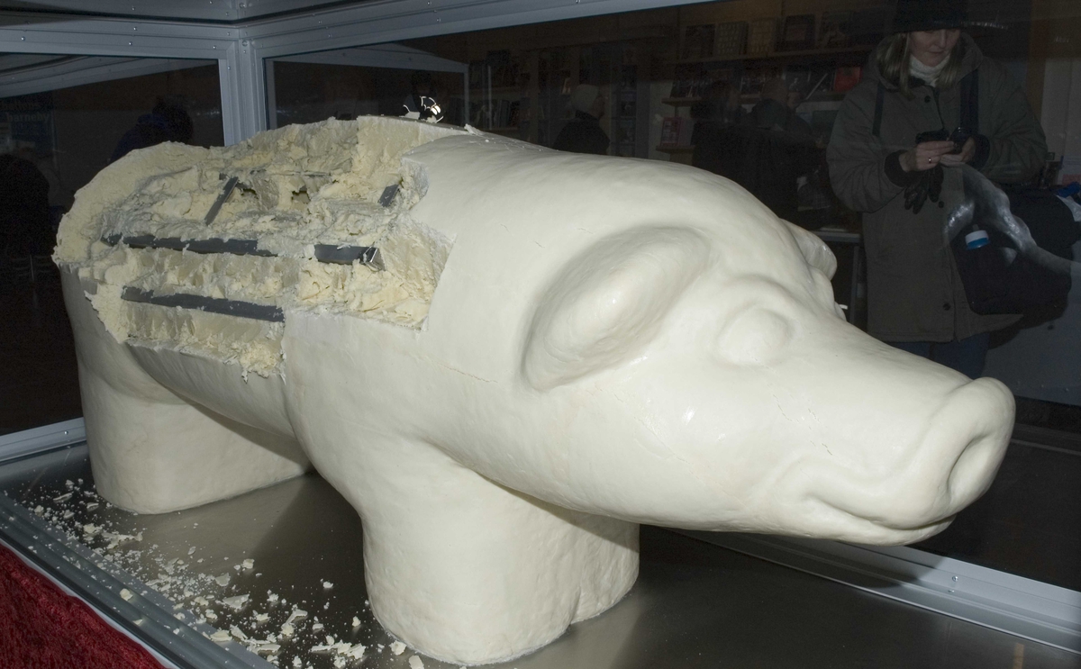 Julemarked 09.12.2007. Verdens største marsipan gris, laget av Nidar.