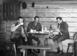 Fritjof Arentz, Sigurd Mørch og Bernt Jebsen spiser frokost 