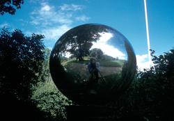 Speilkule i parken på Nes Verk.