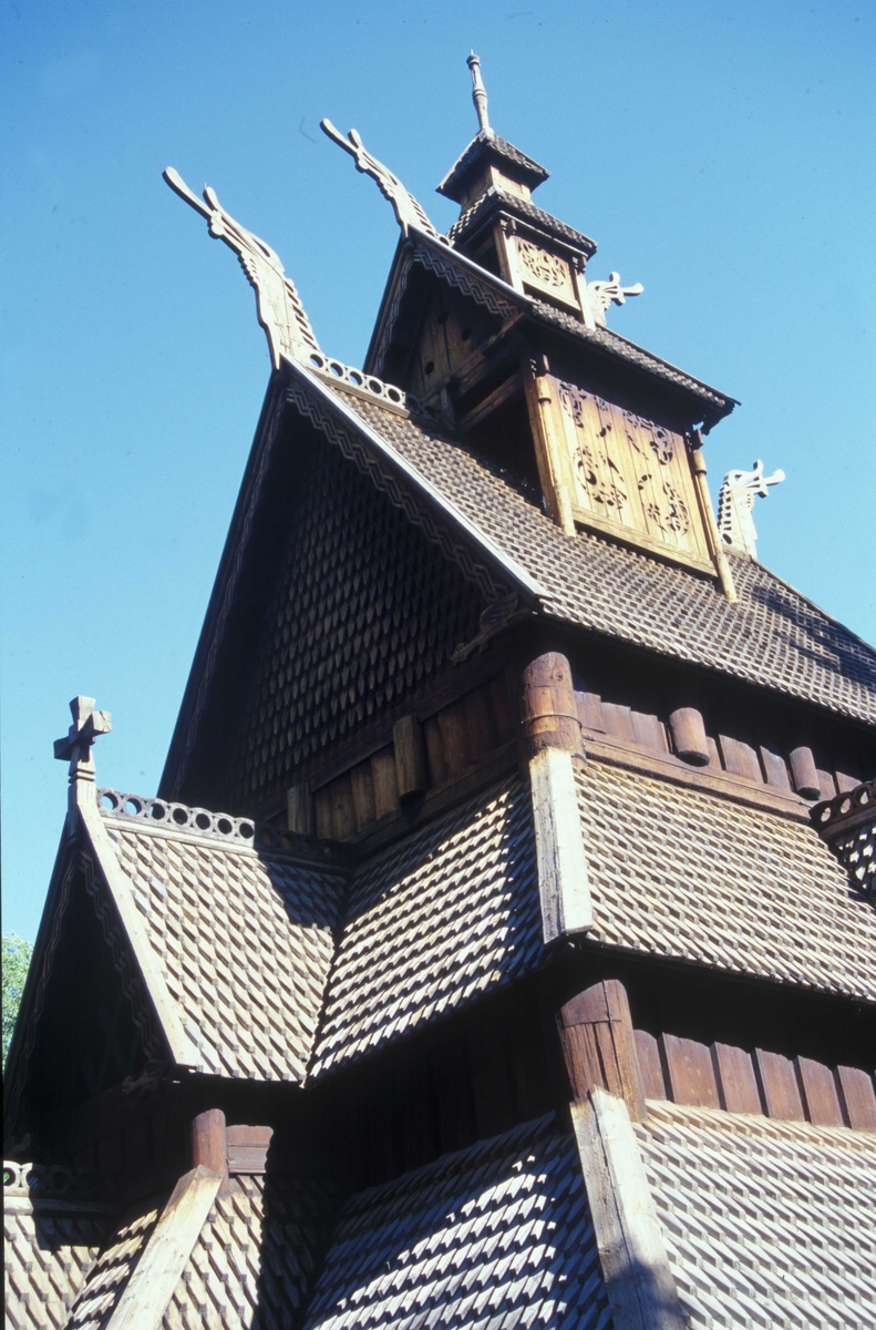 Gol stavkirke, Oscar IIs samling, bygning nr. 181 på Norsk Folkemuseum.
Bildet viser øverste halvdel med kors og dragehoder.