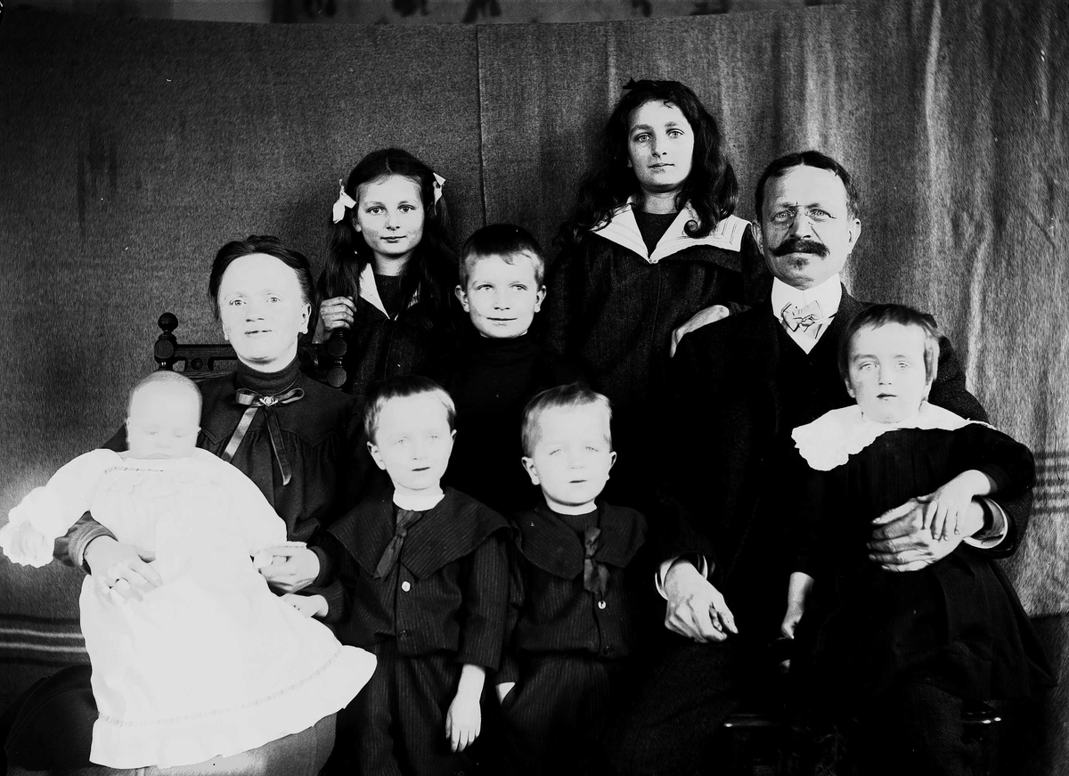 Gruppeportrett av familien Quinsgaard Wiborg, mor, far og syv barn, Digerud, Frogn, Akershus, 1908.