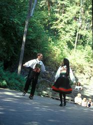 Norsk Folkemuseums dansegruppe, kledd i drakter fra Setesdal