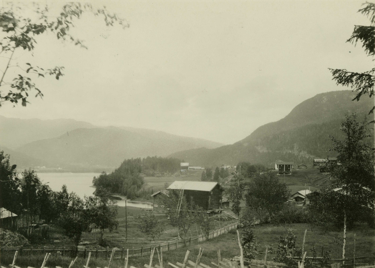 Gårdstun Søre Kravik, Nore og Uvdal, Buskerud. Oversiktsbilde av Kravikgårdene. Fotografert 1929.