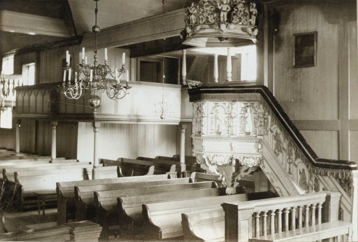 Interiør med prekestol, Risør kirke, Risør, Aust-Agder. Fotografert 1907.
