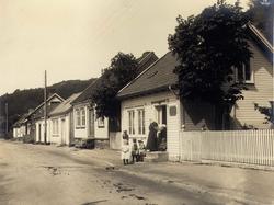 Gateparti, Mandal, Vest-Agder. Fotografert 1912. Dame med 5 