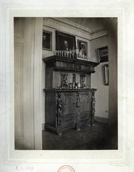 Skap, maleri og pokaler.