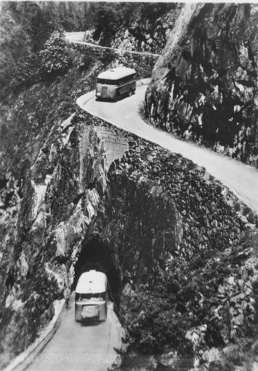 Måbødalen, Eidfjord, Hordaland. Veiparti med tunnel og busser. - Norsk ...