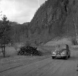 Bil på Svartdalsveien i Telemark. Fotografert 27. april 1957