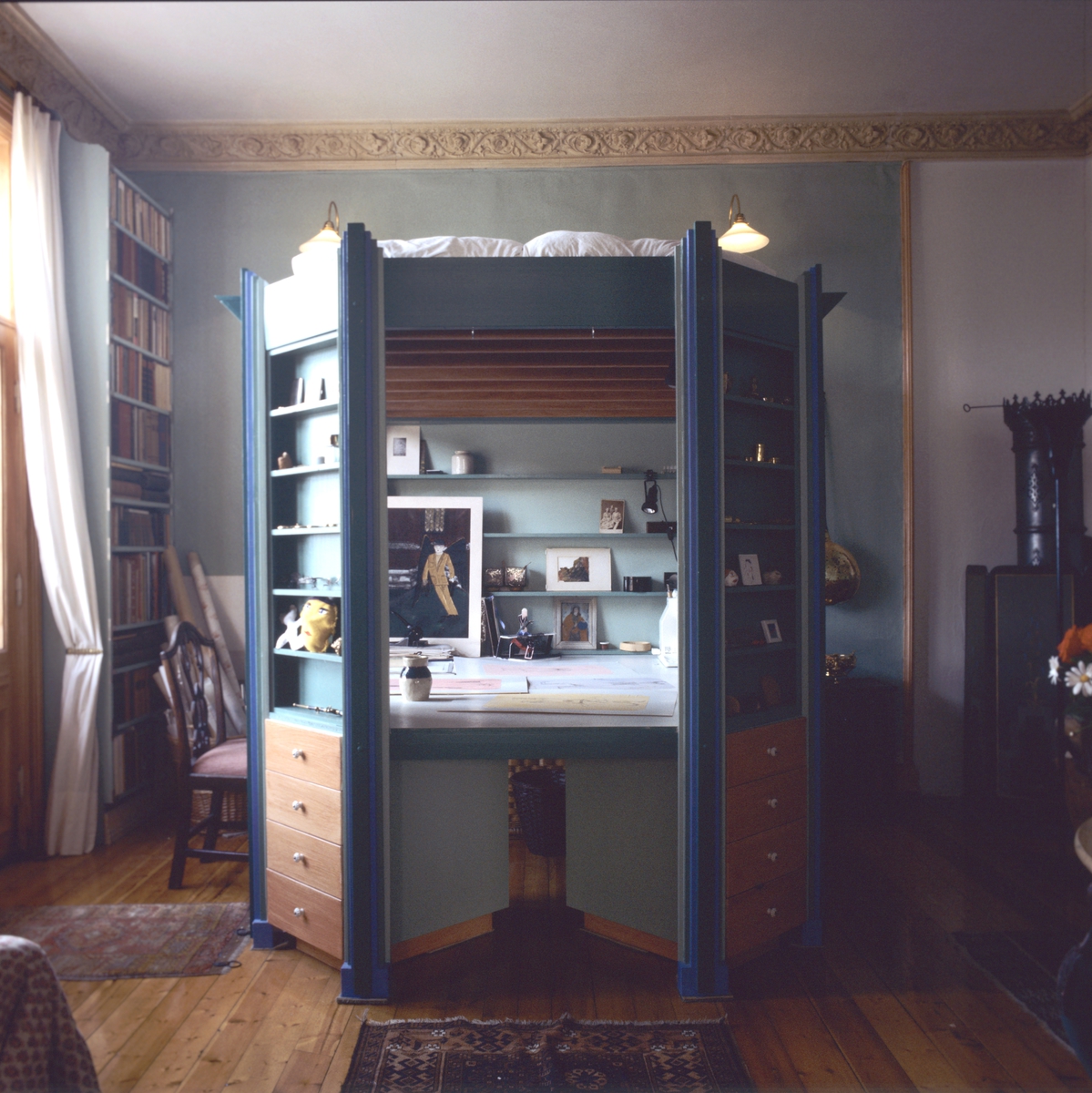 Kombinert  arbeidsplass og sengeplass i ett møbel. llustrasjonsbilde fra Bonytt 1986.