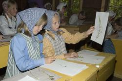 Levendegjøring på museum.Ferieskolen uke 31. De blomstene e