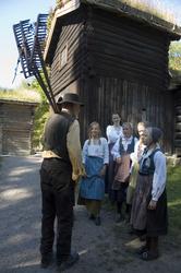 Levendegjøring på museum.Ferieskolen uke 31. Elevene i  Øst