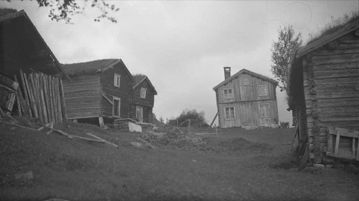 Gårdstun, Lia, Vognill, Oppdal, Sør-Trøndelag. Fra album. Fotografert 1936.