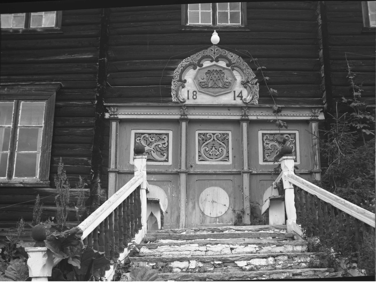 Inngangsparti på hovedbygning datert 1814, Gravaune, Lønset,  Oppdal, Sør-Trøndelag.  Fra album. Fotografert 1939.
