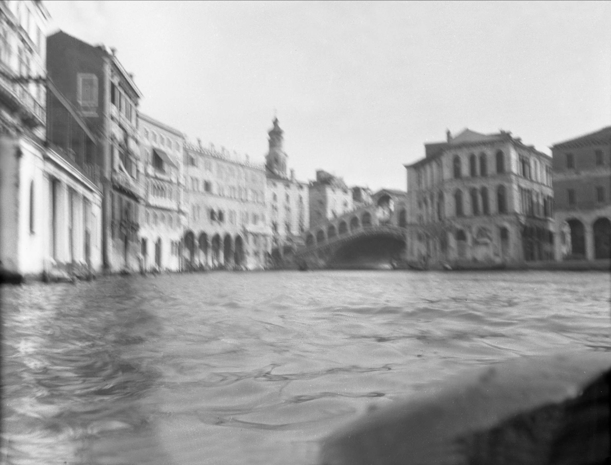 Rialto bru sett fra kanalen i Venezia. Robsahm og Lund.