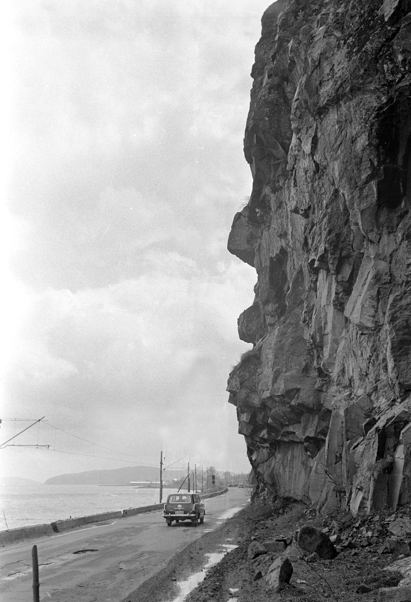 Holmestrand, mai 1966, rasfarlig fjell langs veien.