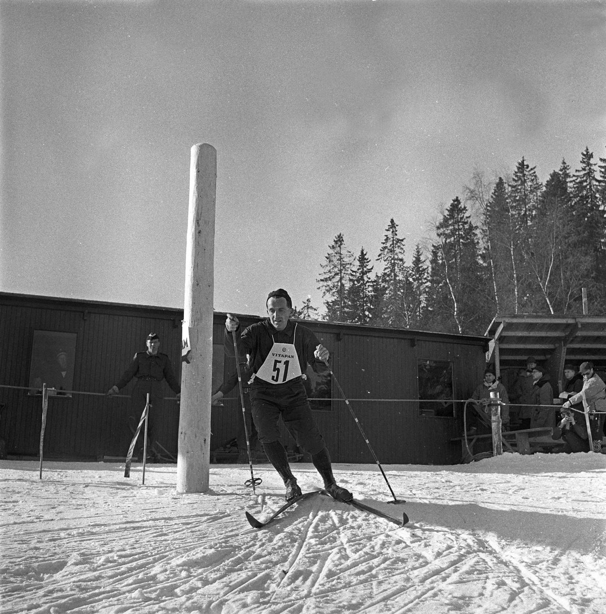 Serie. Skiløperen Halgeir Brenden i 1956, bl.a. med en italiensk avis under OL. Fotografert 1956.