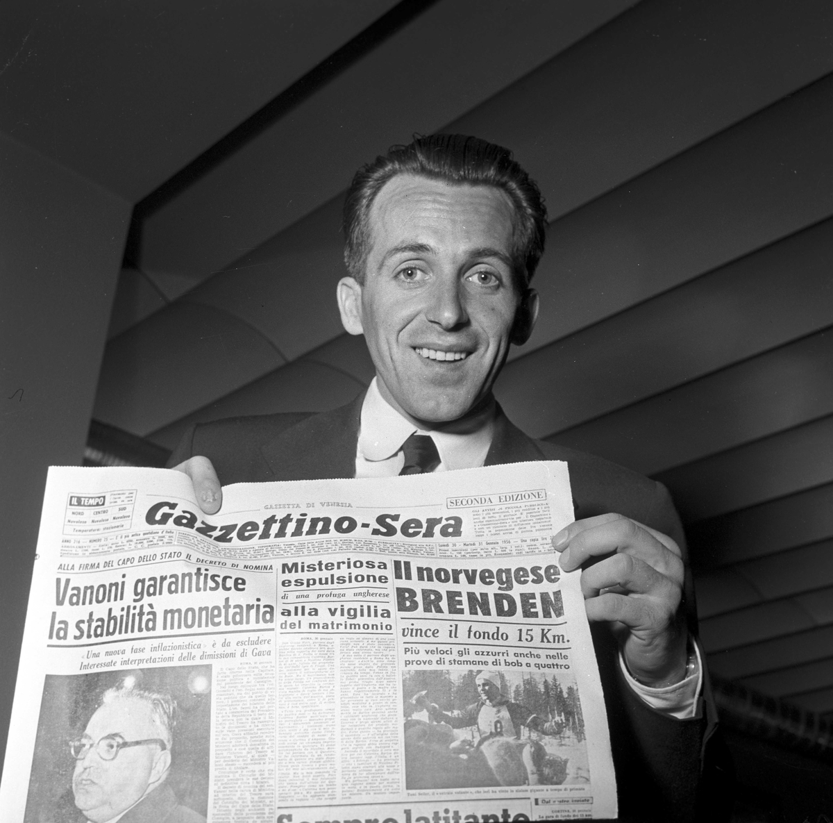 Serie. Skiløperen Halgeir Brenden i 1956, bl.a. med en italiensk avis under OL. Fotografert 1956.