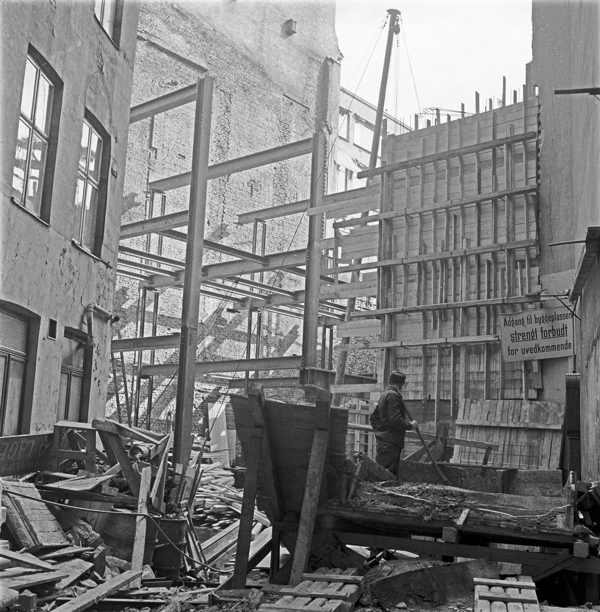 Serie. Dagbladets nye kontorbygg under bygging. Fotografert 1956.