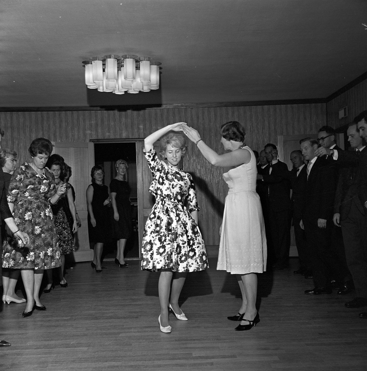Serie. Danseundervisning for lektorer i Osloskolen, Lektorenes Hus.
Fotografert 1963

