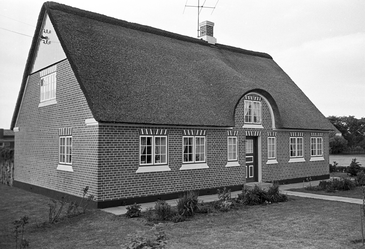 Serie. Fra Fanø, Danmark. Sønderho med stråtekte hus, Vadehavet samt lokal skoleklasse. Fotografert juni 1964.