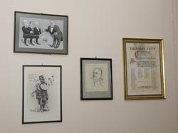 Huset til Harry Fett. Bilder på veggen i 2. etasje.