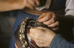 Brudepynting; Bø i Telemarke.
Malelekkja blir rutetredd.