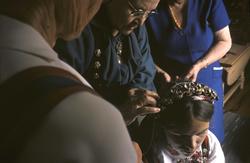 Brudepynting; Bø i Telemarke.
Malelekkja blir rutetredd.