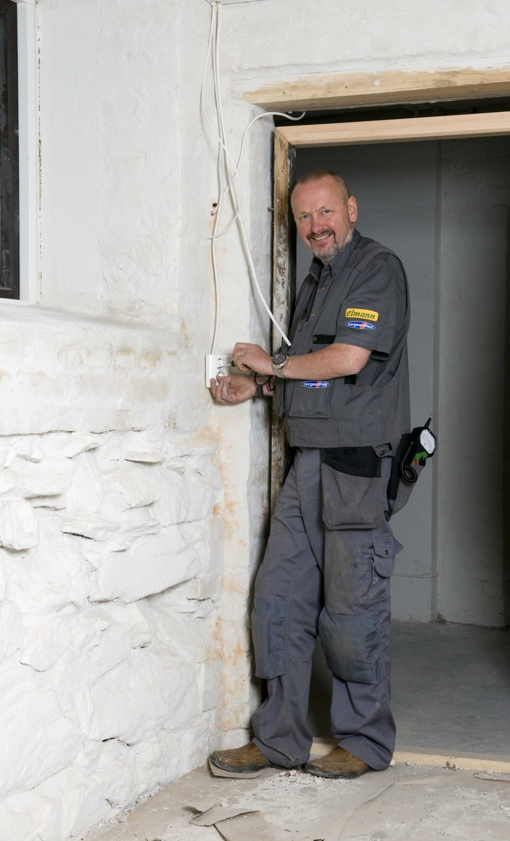 En serie bilder av elektriker i arbeide i Wessels gate 15.