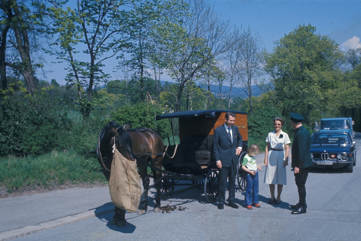 J. H. Andresen med familie kjører hest og vogn til Norsk Folkemuseum på Bygdøy.