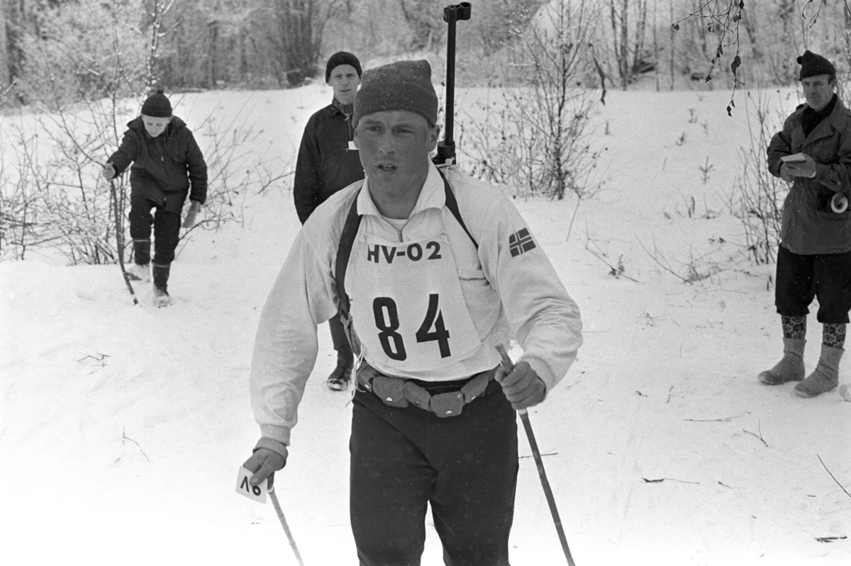 Skiskytter med startnummer 84. NM i skiskyting, mars 1964.