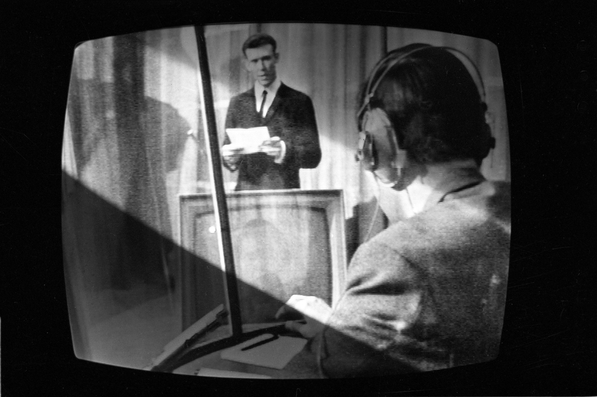 Fra NRKs fjernsynsprogram "Kvitt eller dobbelt"  i oktober 1966. En av deltakerne i tenkeboksen.  Programleder Knut Bjørnsen i bakgrunnen.  Avfotografert fra fjernsynet.
