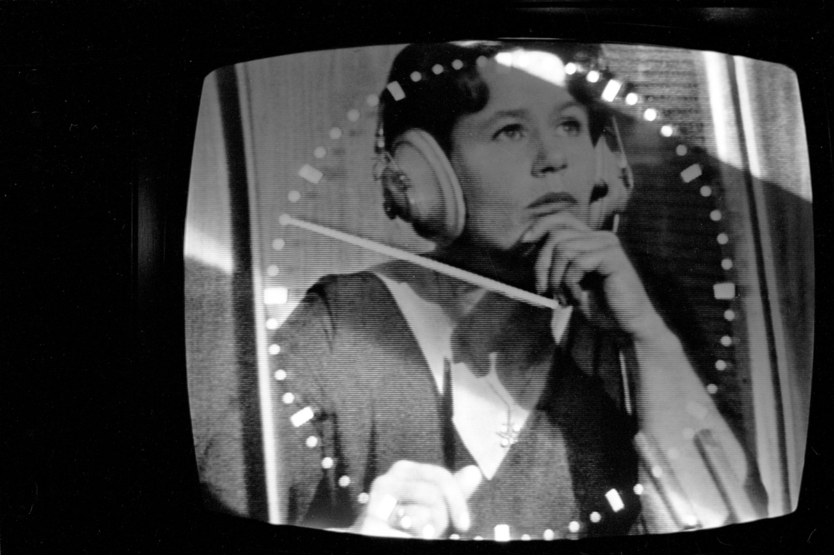 Fra NRKs fjernsynsprogram "Kvitt eller dobbelt" i oktober 1966. En av deltakerne har fått ett minutts tenkepause i tenkeboksen. Klokken tikker på tv-skjermen.  Avfotografert fra fjernsynet.