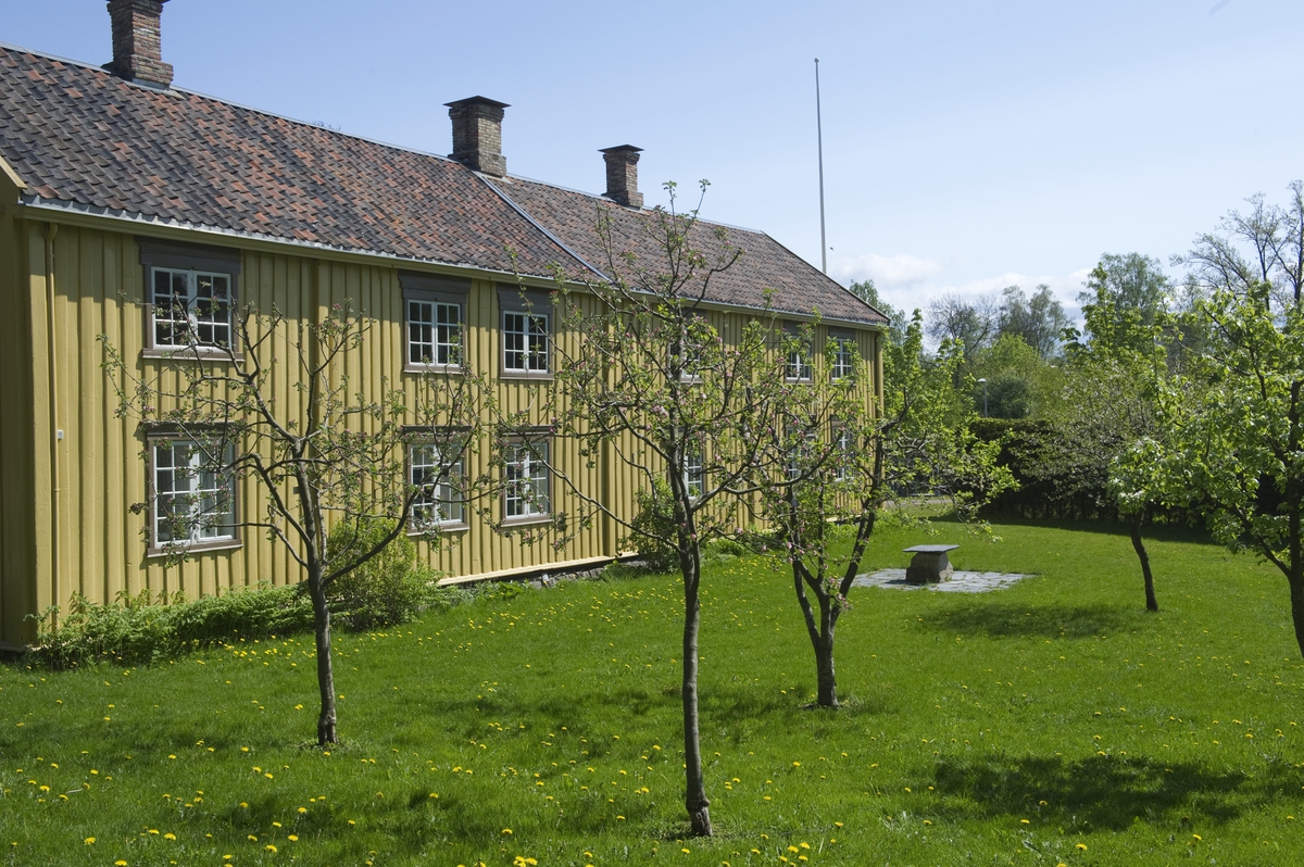 Hovedbygning fra Stiklestad Vestre i Verdal, Trøndelag, med frukttrær på baksiden. Fotografert på Norsk Folkemuseum 20. mai 2012.