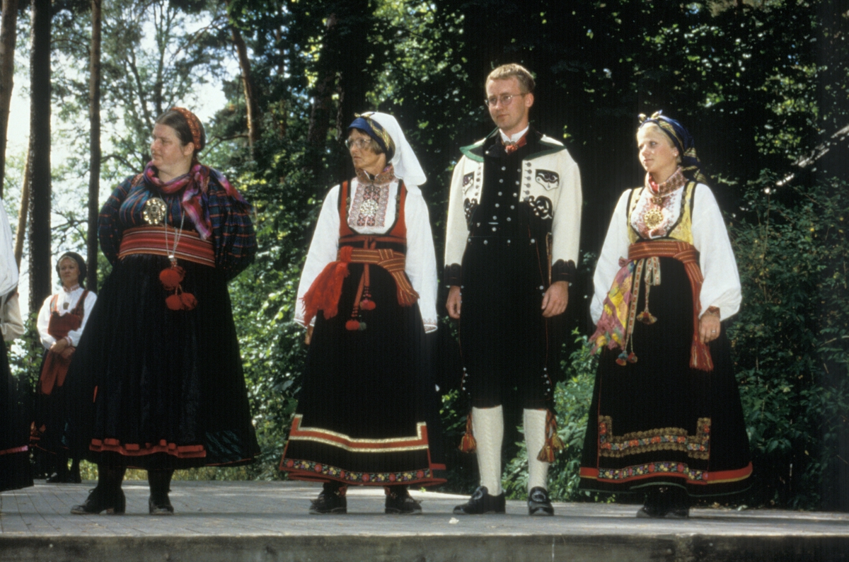 Manns- og kvinnedrakter fra Øst-Telemark. Fotografert juli 1994.