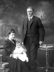 Gruppeportrett, familie, par med et barn. Ingeniør Adamsen.