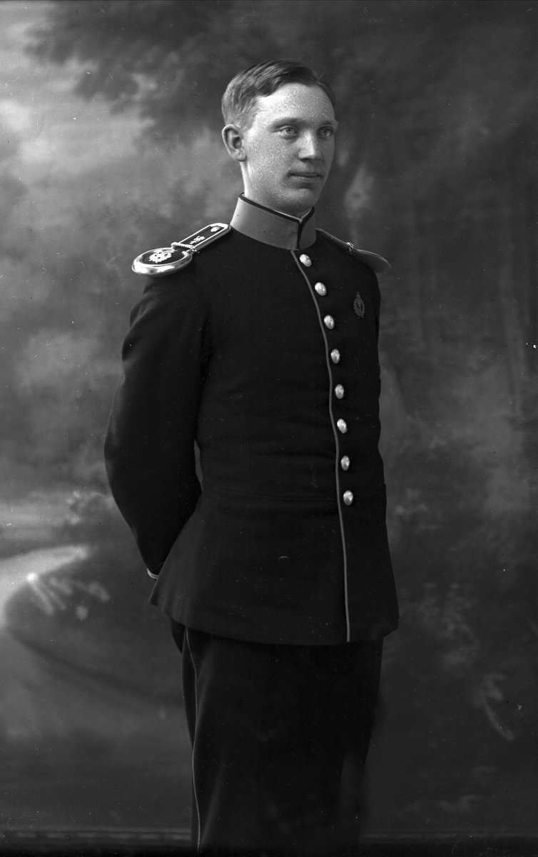 Portrett, Reidar Johnsteen, født 1895, i uniform som sersjant ved Ingeniørvåpenet som reglementert fra 1910.