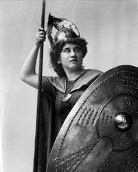 Portrett, opera, sopran, Kathinka Storm. Brynje, hjelm. skjo