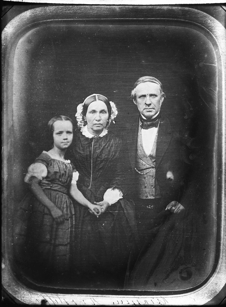 Avfotografering. Gruppe, ektepar og pike. Daguerreotypi(?)