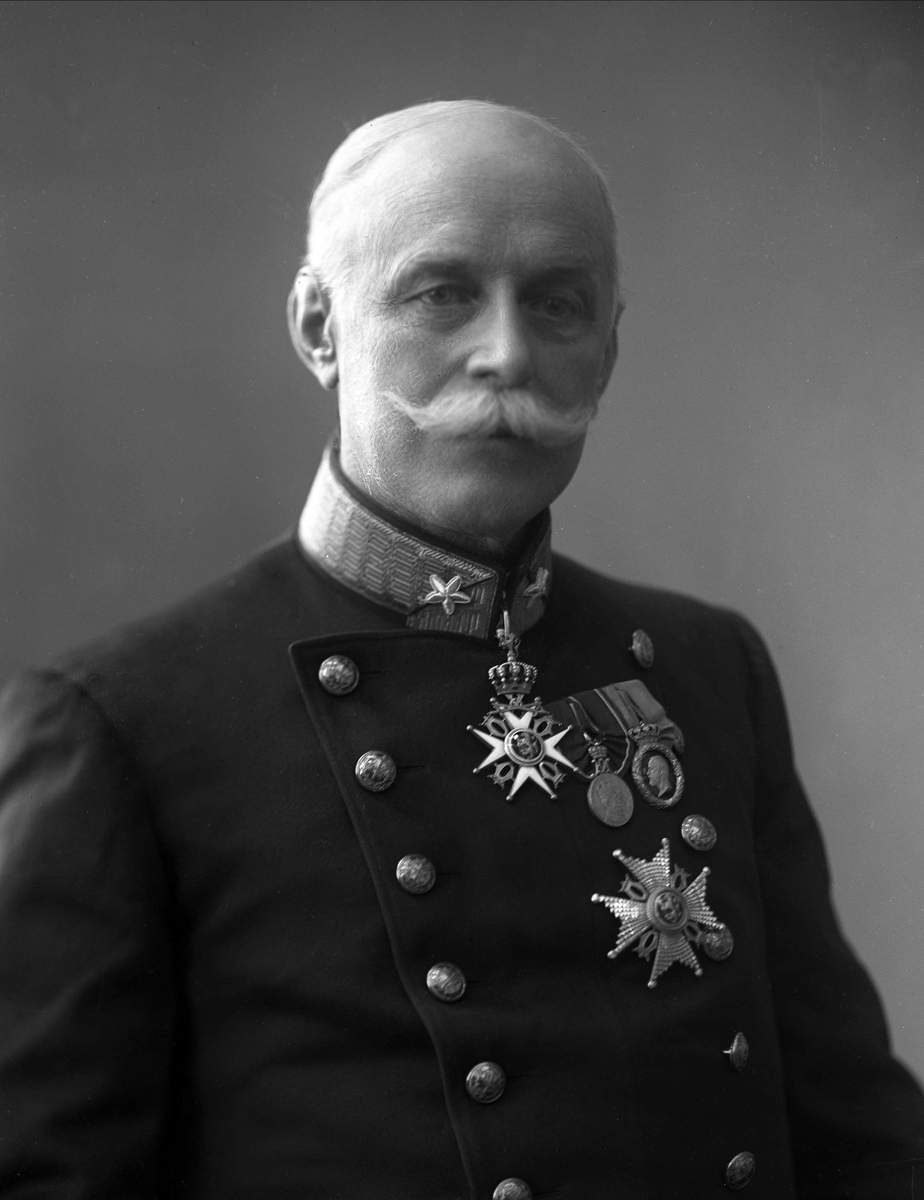 Portrett av Einar Wilhelm Anton Martin Krohn i uniform som generalmajor.
