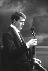 Portrett, mann med fiolin. Fiolinst i konsertantrekk.