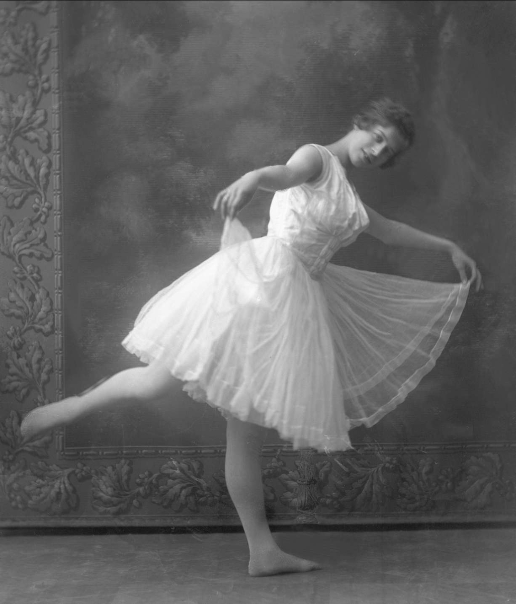 Portrett, danser i positur. Frk Olga Lilleby.