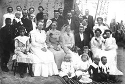 Gruppeportrett, bryllupsbilde, misjonærfamilie. Antagelig i 