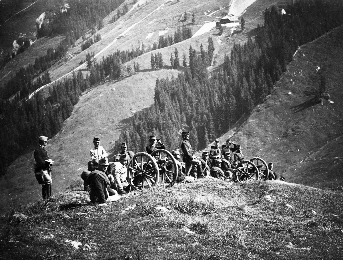 Gruppeportrett, artilleri i stilling på bakketopp. Ukjent sted. 
Major Quisling  10.12.1904