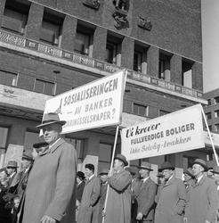1. mai feiring, Oslo 1956. Demonstrasjonstog foran Rådhuset,