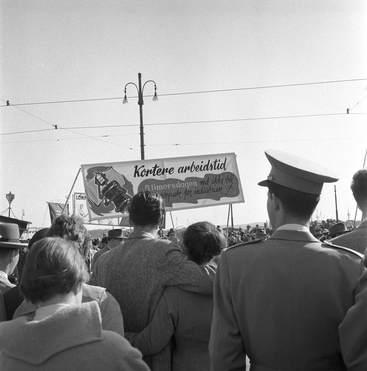 1. mai feiring, Oslo 1956. Demonstrasjonstog, bannere med politiske paroler. 