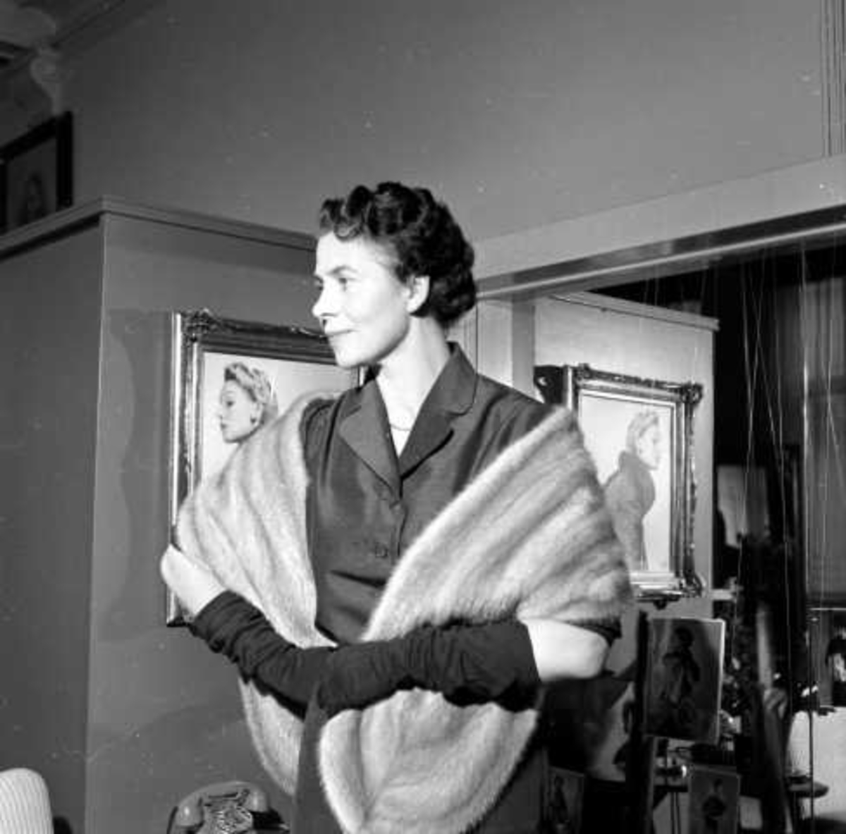 "Pels Backer"`s 100 års-jubileum, juni 1956. Kvinne med pels-stola.